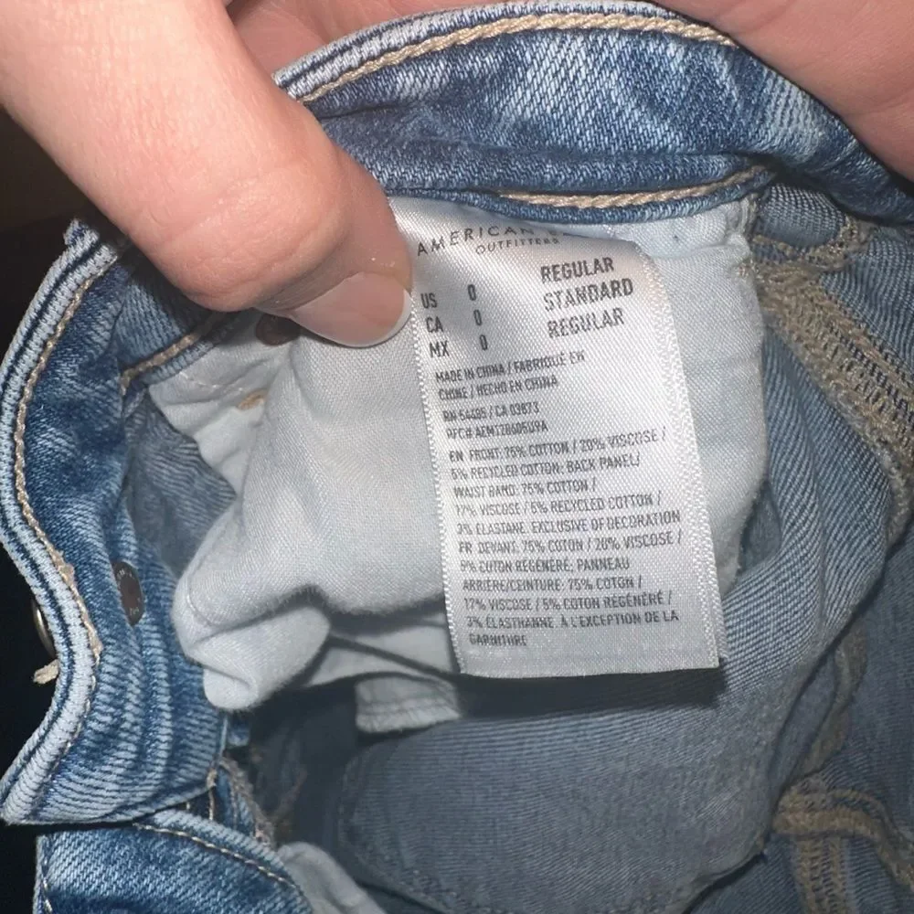 American Eagle Outfitters (0) Light Wash Distressed Mom Jeans with Stretch - Picture 8 of 8